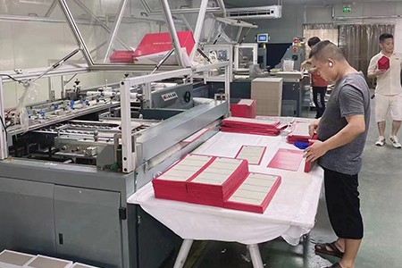 Foldbar papirkasse automatisk produktionslinje løfter emballageindustriens muligheder.Ved at strømline processer, sikre ensartet kvalitet, reducere omkostninger og fremme bæredygtighed er denne avancerede teknologi klar til at forme fremtiden for fremstilling af foldbare papirkasser.