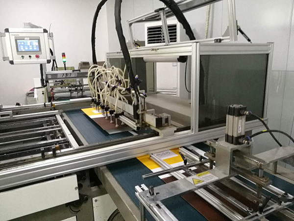 ماكينة تصنيع الصناديق الورقية الأوتوماتيكية