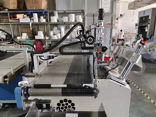 مزايا استخدام آلة لصق الأشرطة الأوتوماتيكية في تصنيع الصناديق الورقية